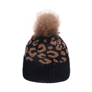 Berretto in maglia con stampa leopardata nero e marrone con pompon in ecopelliccia