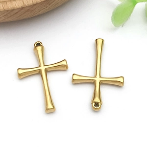 Vue macro de breloques croix en acier inoxydable doré pour accessoires de bijoux DIY