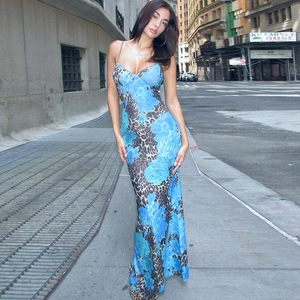 Détail de la robe à imprimé léopard bleu et roses, coupe ajustée avec design dos nu élégant