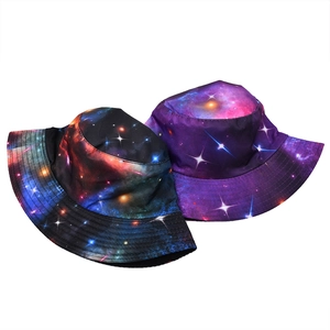 Cappelli alla pescatora con stampa galassia e motivi colorati di cielo stellato