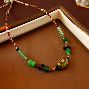 Collier ras du cou ethnique bohème avec perles colorées et pendentif vintage