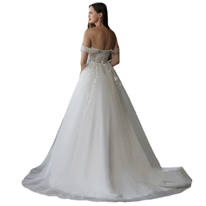 Robe de mariée élégante aux épaules dénudées avec dentelle et jupe longue en tulle