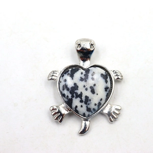 Macro-opname van schildpadhanger met hartvormige Dalmatiër steen inleg