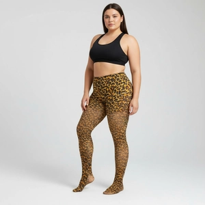 Détail macro du collant grande taille à imprimé léopard avec taille haute pour femme