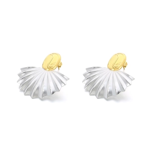 Boucles d'oreilles modernes bicolores en acier titane avec motif plissé en éventail