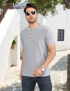 Dettaglio del tessuto grigio nido d'ape e bottoni su una maglia henley da uomo aderente