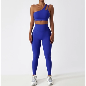Détail du soutien-gorge de sport asymétrique et leggings taille haute avec poches bleu roi