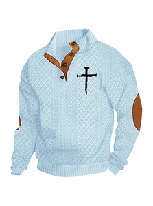 Detail van lichtblauwe sweater met bruine lederen patches op de ellebogen en de kraag