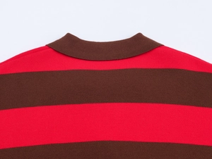 Détail du tricot polo à rayures rouges et brunes montrant le col et la texture maille