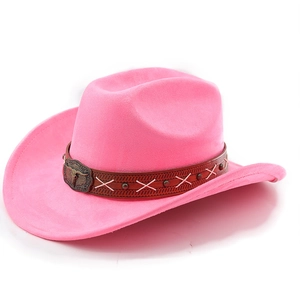 Détail d'un chapeau de cow-boy en daim rose avec bande en cuir brun et boucle de taureau