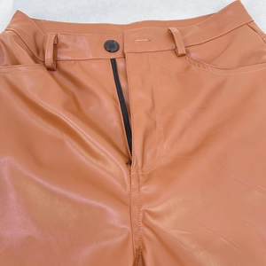 Detailansicht der караmelbraunen PU-Lederhose mit Taillenknopf, Reißverschluss und Taschen