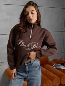Détail de l'imprimé lettrage sur le sweat à demi-zip marron café de style urbain chic