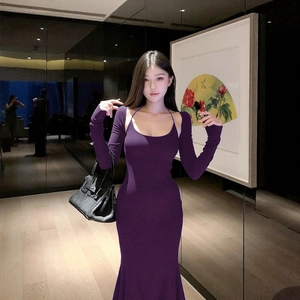 Dettaglio del set tubino viola a due pezzi con coprispalle elegante e taglio aderente