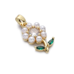 Détail d'un pendentif fleur doré avec pétales en perles et centre en zircon sur blanc