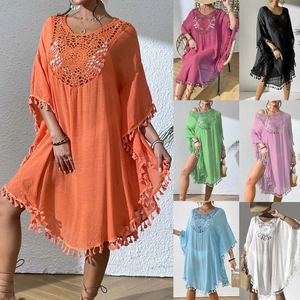 Vestido de playa bohemio con ganchillo y flecos en varios colores vivos para las vacaciones