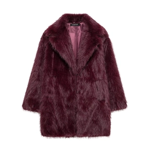 Vue détaillée du manteau en fausse fourrure bordeaux avec revers élégant et texture douce