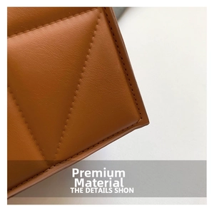Dettaglio della texture in pelle marrone con elegante motivo trapuntato a rombi