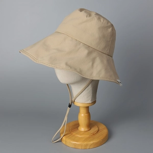 Détail d'un chapeau de soleil à large bord avec cordon de serrage coupe-vent réglable