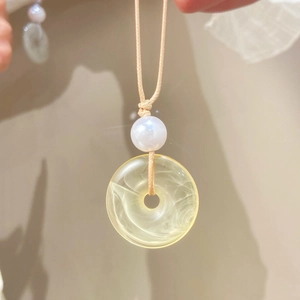 Collana con pendente giallo chiaro fatta a mano con perla e cordino intrecciato