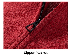 Detail der roten Strickjacke mit hochwertigem schwarzem Metall-Reißverschluss-Verschluss