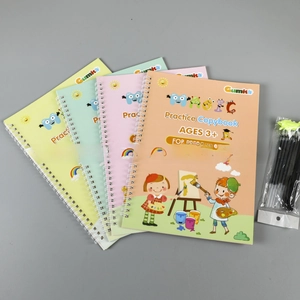 Dettaglio di 4 quaderni magici per bambini con set di penne e ricariche incluse