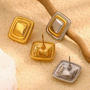 Orecchini geometrici quadrati in acciaio inossidabile placcato oro 18K su decoro naturale