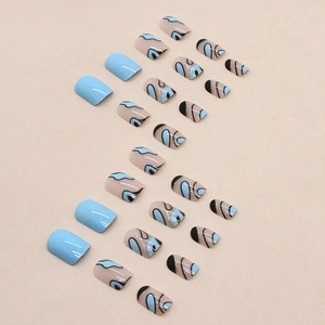 Faux ongles courts aux motifs vagues bleu et noir avec lignes artistiques abstraites