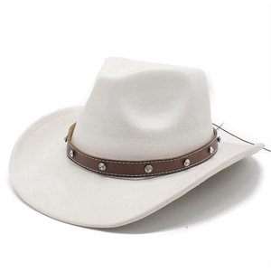 Dettaglio del cappello da cowboy in camoscio con cinturino in pelle marrone e borchie