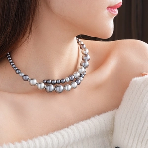 Détail du collier de perles double épaisseur dégradé en tons gris et argent élégants