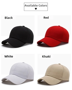Dettaglio di cappelli da baseball in nero, rosso, bianco e kaki con design a sei pannelli