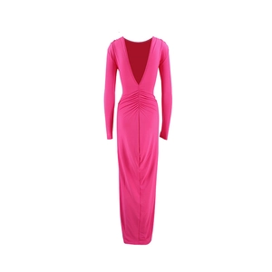 Detailansicht eines rosa Maxikleides mit sexy rückenfreiem V-Schnitt und Raffungsdesign