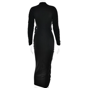 Vue arrière d'une robe maxi noire moulante à manches longues avec col montant brillant