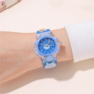 Gros plan d'une montre enfant bleue avec motifs astronautes 3D portée au poignet