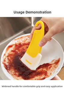 Grattoir de cuisine ergonomique enlevant les restes de sauce d'une assiette sur un évier