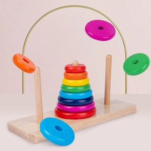 Tour de Hanoï classique en bois avec anneaux colorés sur trois colonnes pour entraînement logique