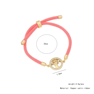 Dettaglio del bracciale in raso rosa 20cm con ciondolo albero della vita dorato 1,8cm