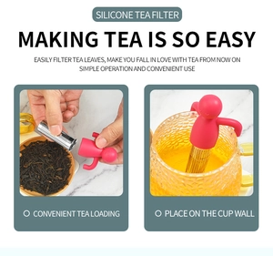 Detalle del infusor de té de silicona muestra filtrado fácil y colocación en el borde.