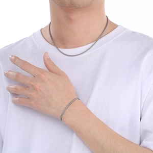 Detailansicht von silbernem Halsketten- und Armband-Set mit Korbgeflecht-Muster