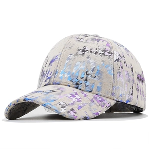Graffiti-Baseballkappe in Beige und Lila aus Wildlederimitat mit gebogenem Schirm