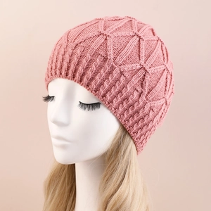 Rosafarbene Strickmütze für Damen mit geometrischem Zopfmuster auf hellem Grund