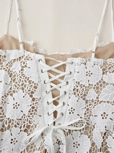 Vue détaillée du dos en dentelle blanche avec un design de laçage style corset chic