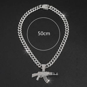 Détail du pendentif fusil AK-47 serti de diamants avec chaîne cubaine de 50 cm
