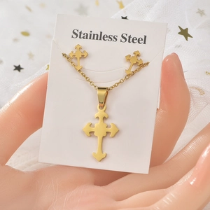Set gioielli in acciaio inossidabile dorato con collana a croce e orecchini a lobo