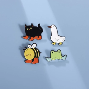 Ensemble de quatre broches en émail représentant un chat, un canard et une grenouille en bottes