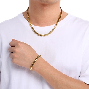 Minimalistisches Gold-Edelstahl-Ketten-Halsketten- und Armband-Set am Modell