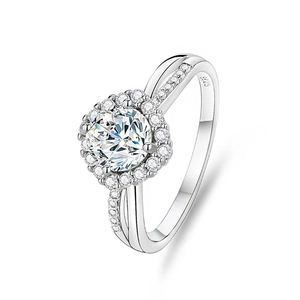 Ring aus S925 Sterlingsilber mit vier Krappen und funkelndem Moissanit im Rundschliff