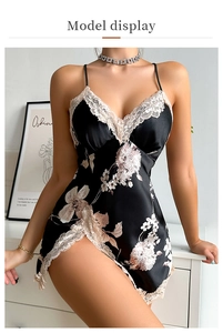 Détail de la chemise de nuit en satin noir à fleurs avec bordure en dentelle blanche délicate