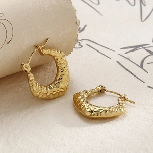 Vintage C-shaped geometric hoop earrings in 18k gold finish with hammered metal texture