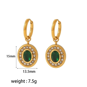 Dettaglio di orecchini con zircone verde smeraldo placcato oro con misure 15mm x 13.5mm