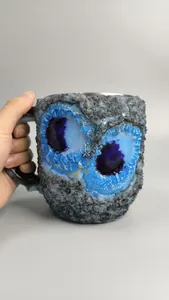 Dettaglio della texture geode e dei cristalli viola sulla tazza di caffè creativa